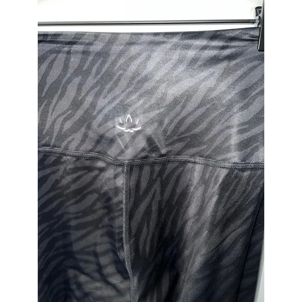 Beyond Yoga luxe zebra leggings size med - Picture 6 of 8